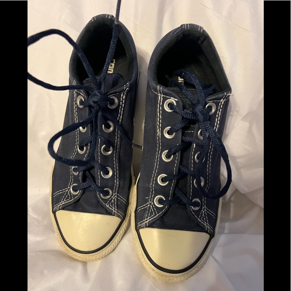 GUC Converse tennis shoes. Size 4.